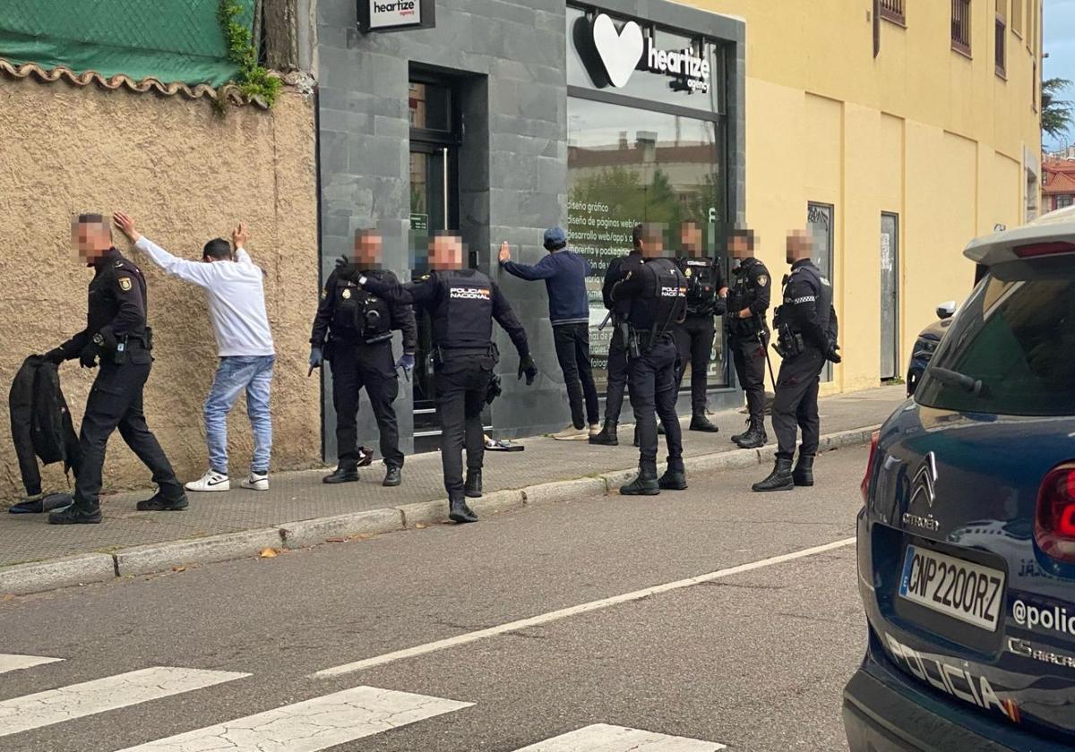Momento de la detención de dos personas junto al aparcamiento de San Pedro.