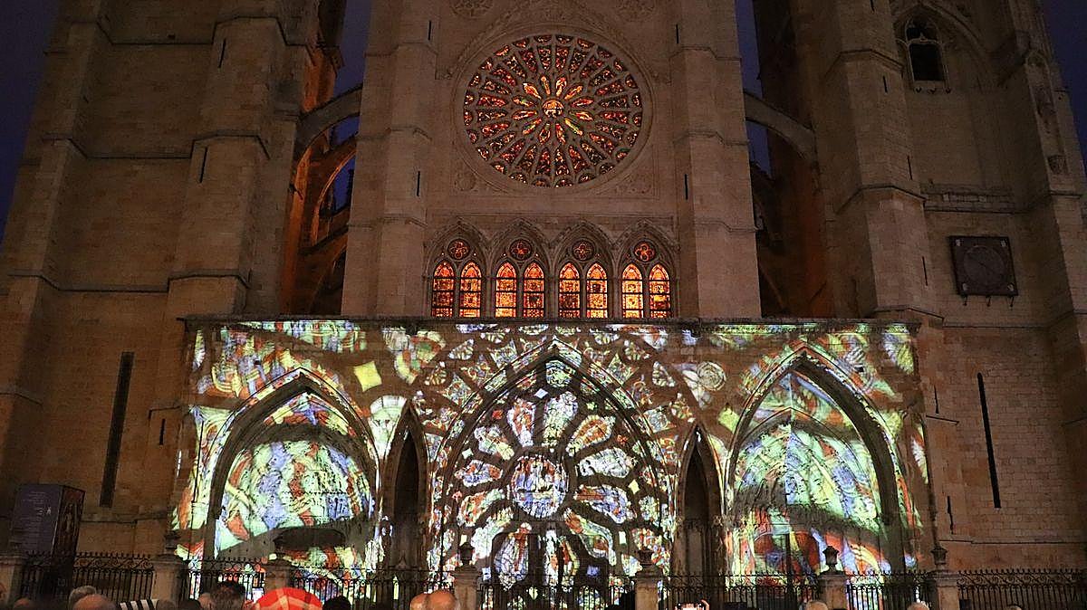 La Catedral de León recupera su pigmentación original durante 14 minutos