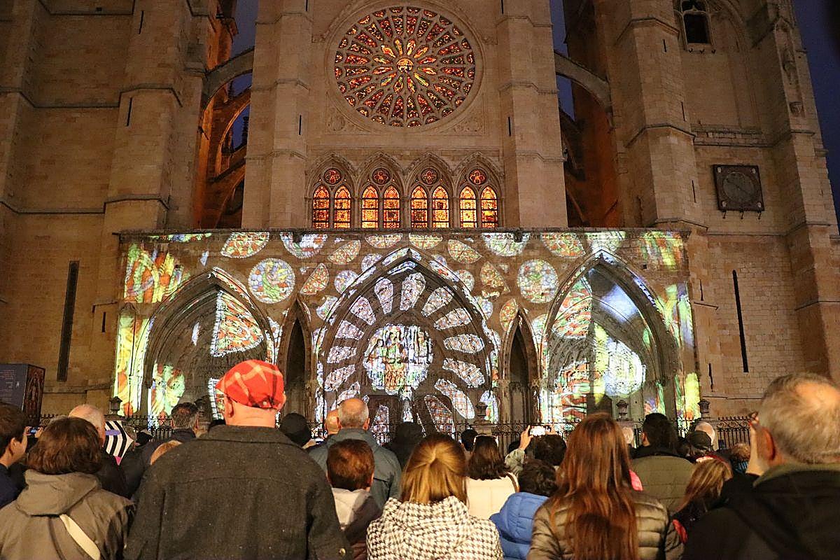 La Catedral de León recupera su pigmentación original durante 14 minutos