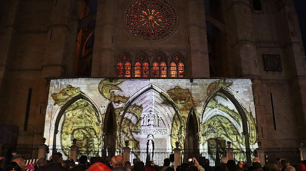 La Catedral de León recupera su pigmentación original durante 14 minutos