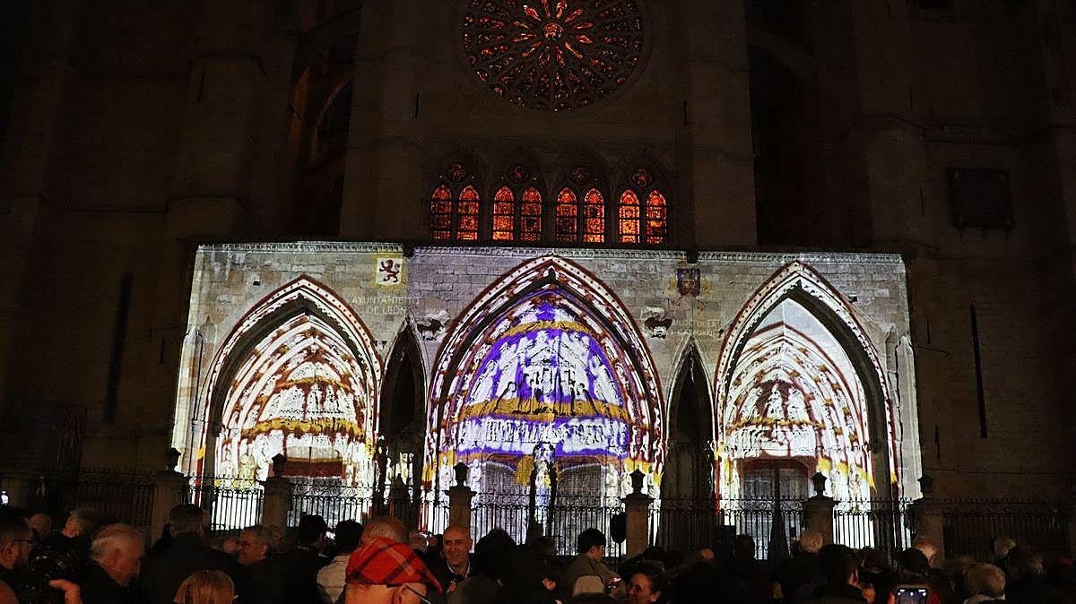 La Catedral de León recupera su pigmentación original durante 14 minutos