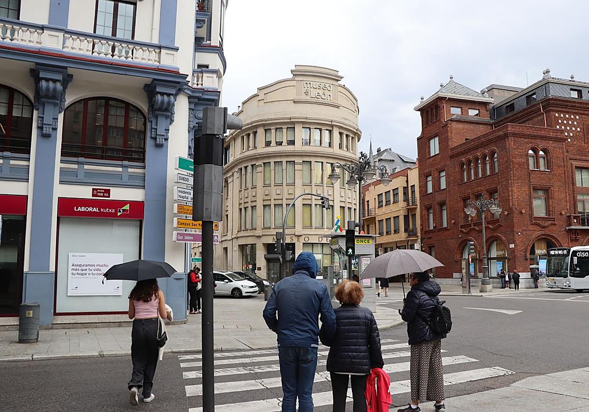 Chubasqueros y paraguas abiertos en la plaza de Santo Domingo.