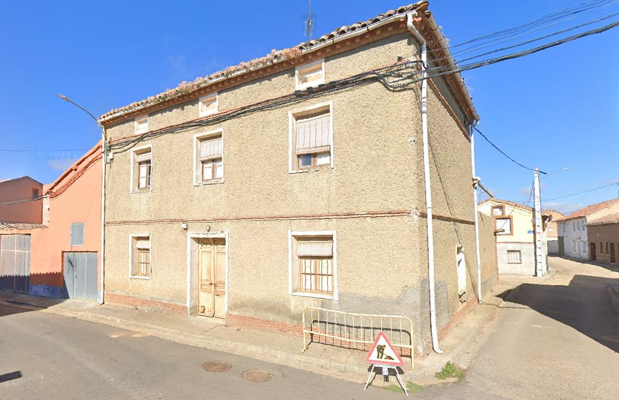 Estado de la edificación situada en la esquina de calle Mayor con el Silencio en septiembre de 2024.