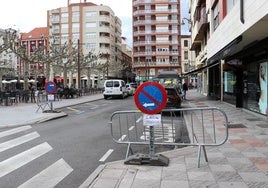Señales y avisos informan de la inminente obra en la calle Fuero.
