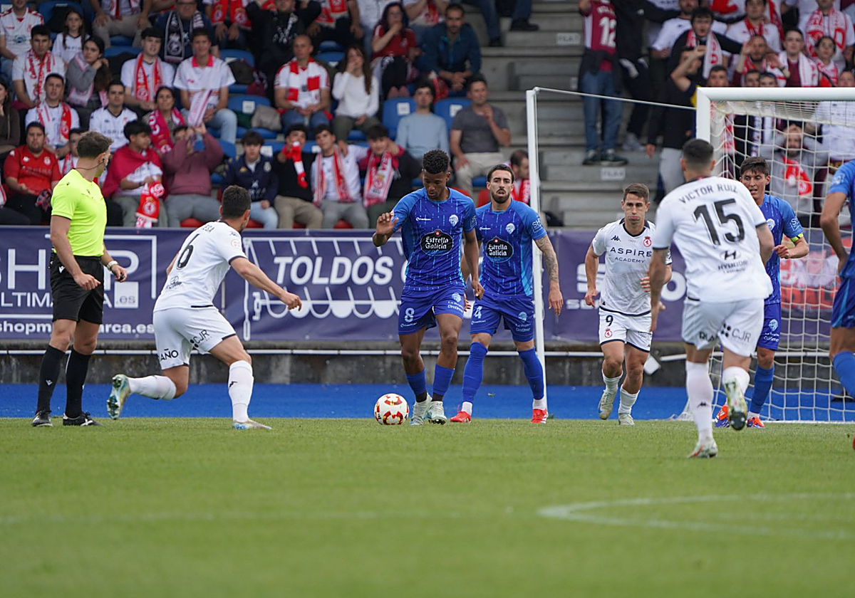 Acción del partido entre Ourense y Cultural