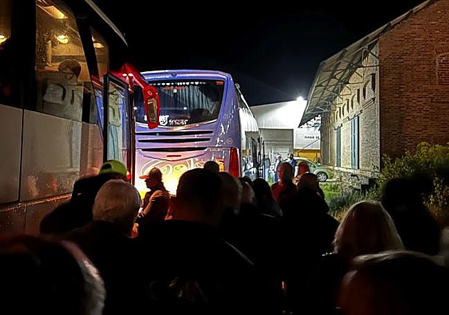 Los viajeros del tren se pasan al autobús por la avería.