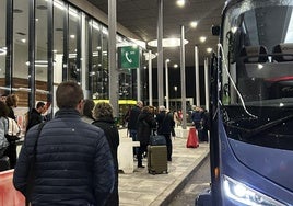 El autobús en su llegada a la estación de tren de León.