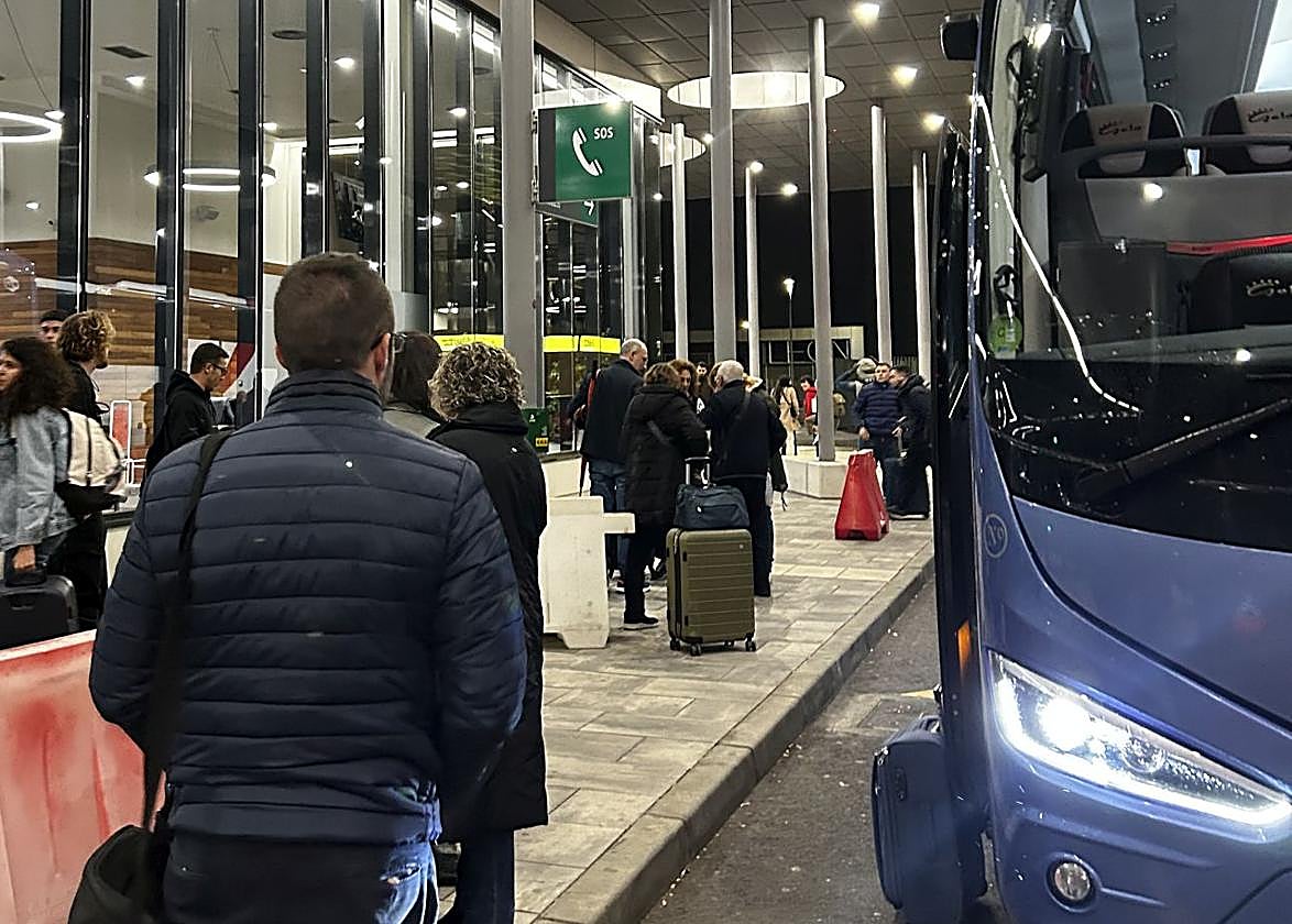 El autobús en su llegada a la estación de tren de León.
