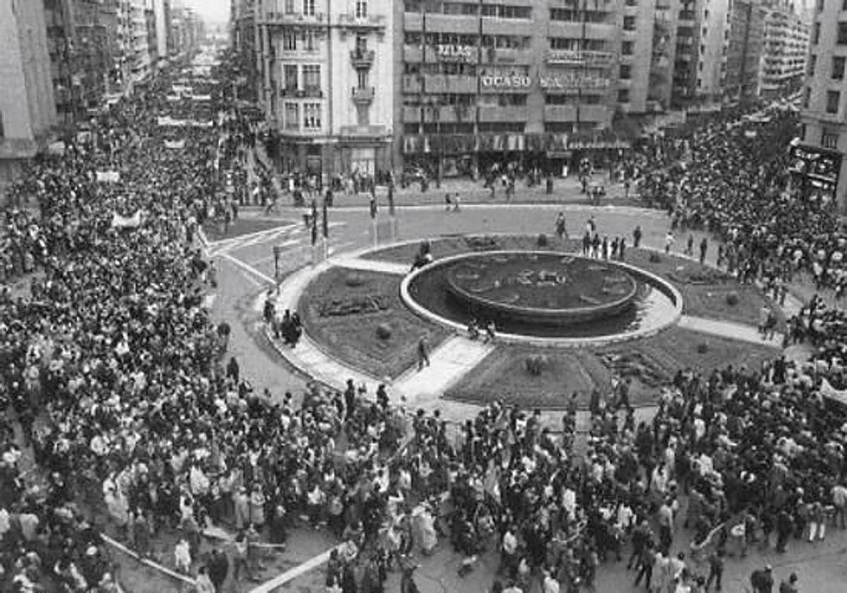 Imagen de archivo de la manifestación del 4 de mayo de 1984 a su paso por Santo Domingo.