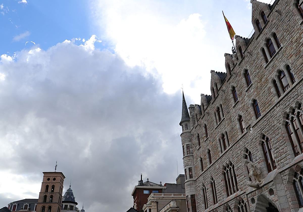 Cielo con nubes y claros en la plaza de San Marcelo en León.