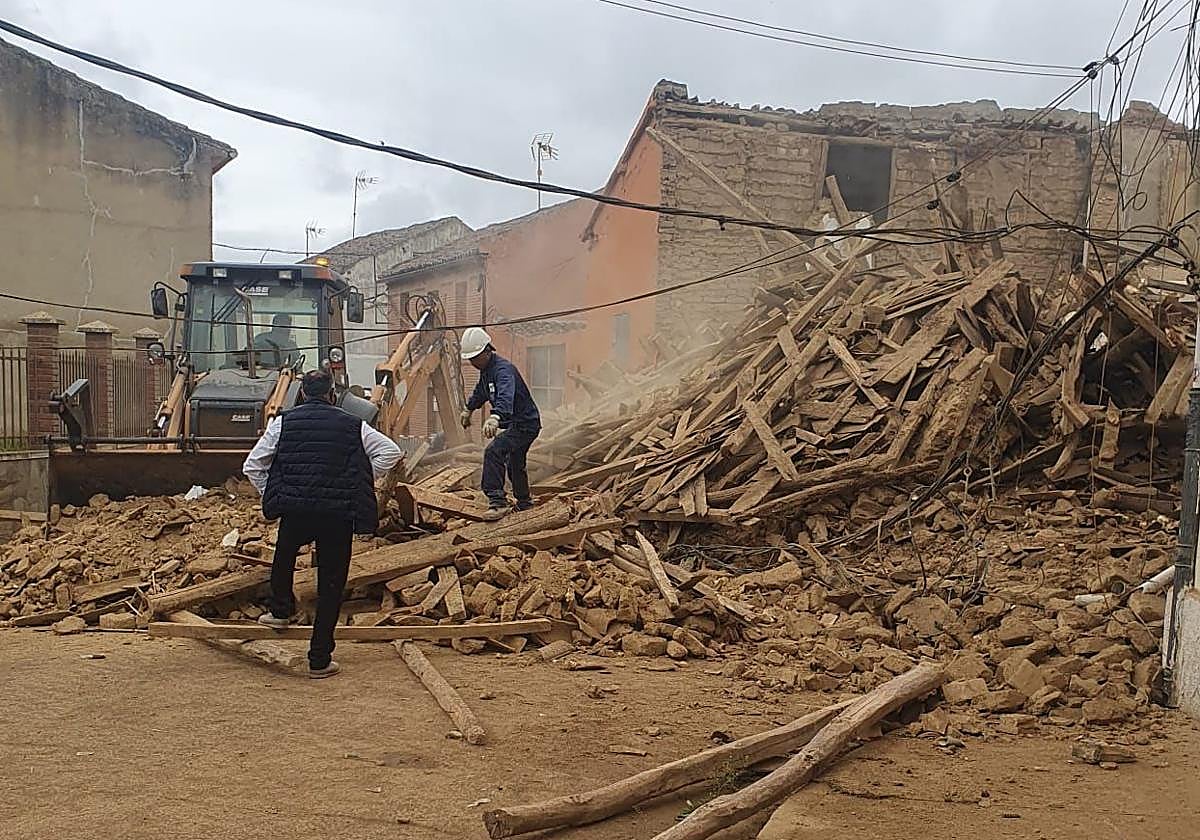 Trabajos de desescombro en la casa que se venía abajo.