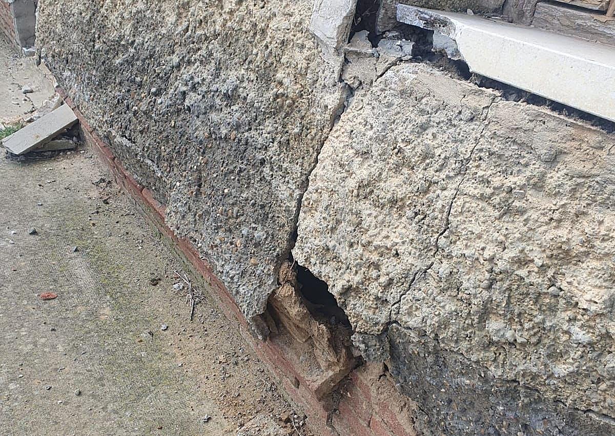 Imagen secundaria 1 - El aviso de un vecino meses antes del derrumbe: «Reitero la gravedad del estado del edificio»