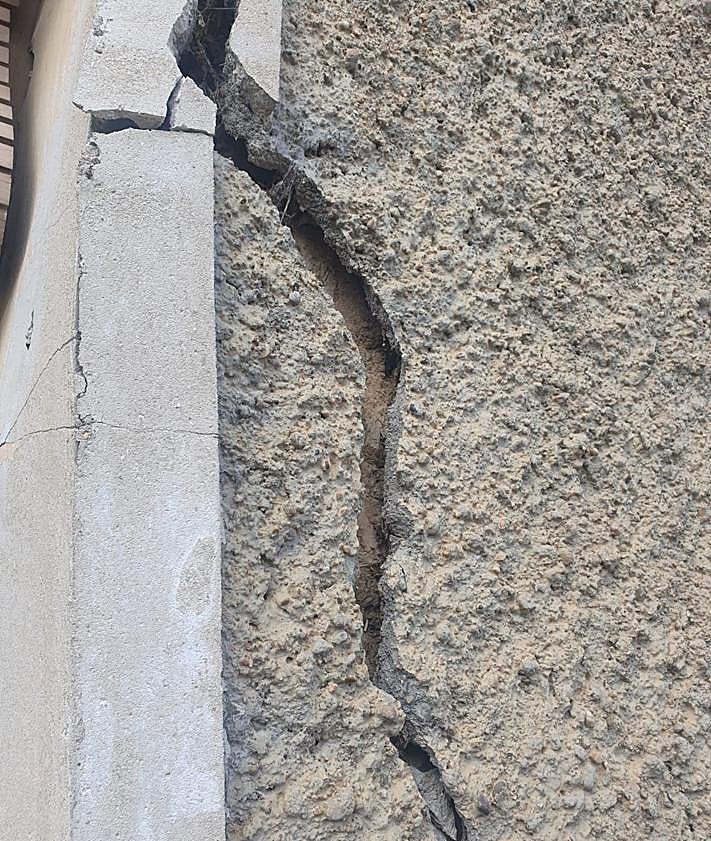Imagen secundaria 2 - El aviso de un vecino meses antes del derrumbe: «Reitero la gravedad del estado del edificio»