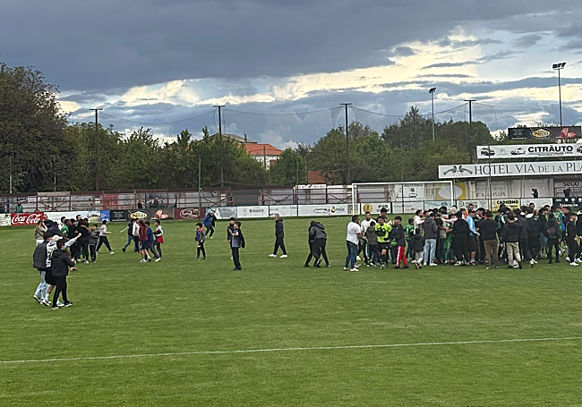 La afición celebra el ascenso virtual del Atlético Astorga