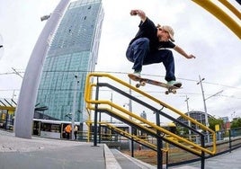 Imagen de archivode un patinador practicando esta modalidad de skate.