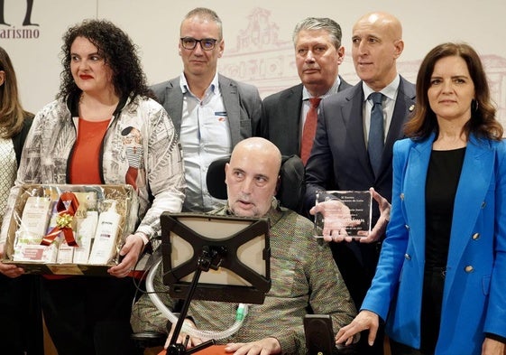 Urbano González recibe el reconocimiento en León.