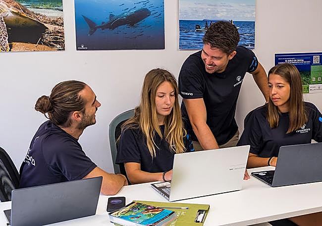 Carlos Mallo Molina con parte de su equipo de trabajo.