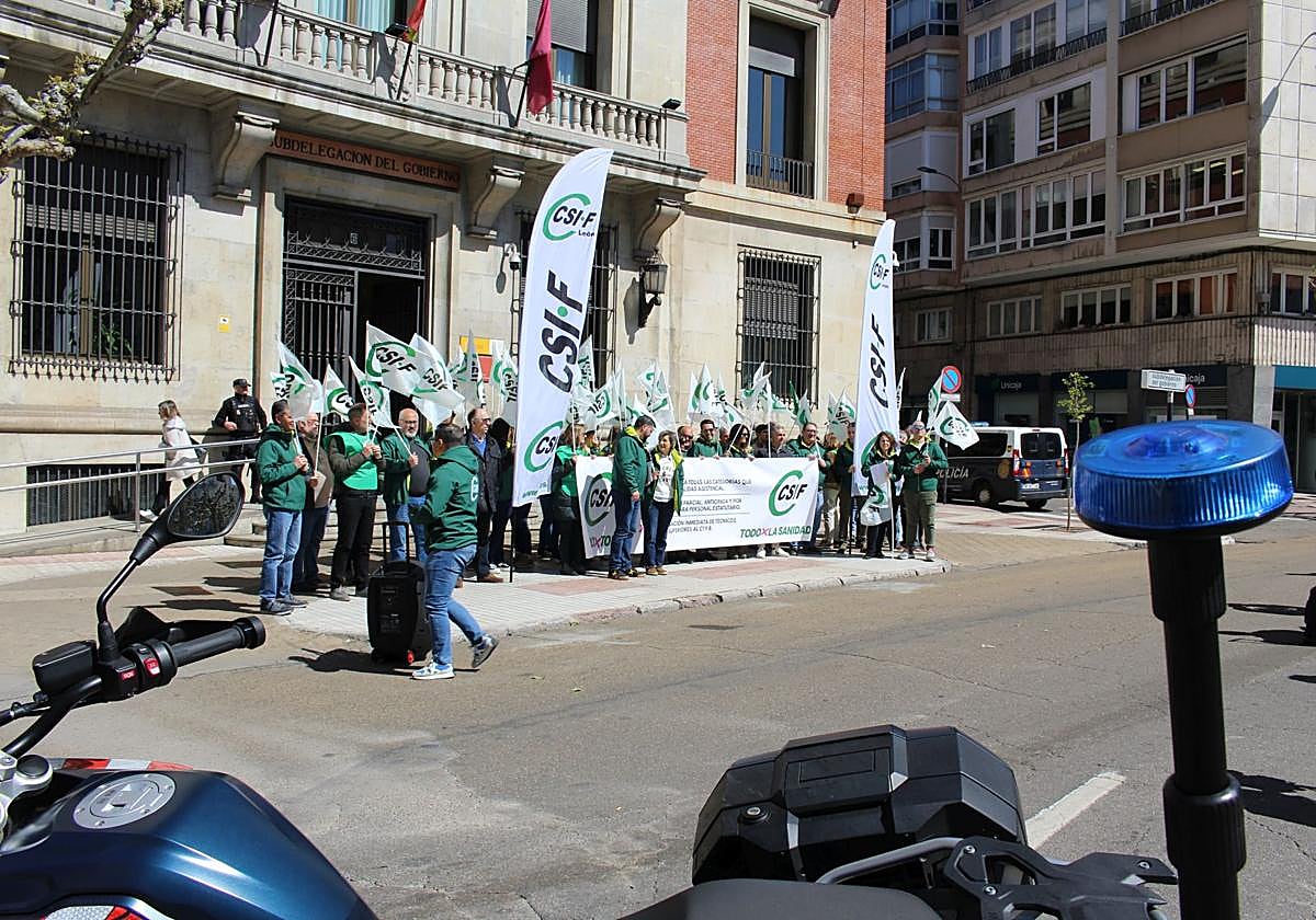 Concentración de sanitarios convocada por CSIF frente a ala subdelegación del Gobierno en León.