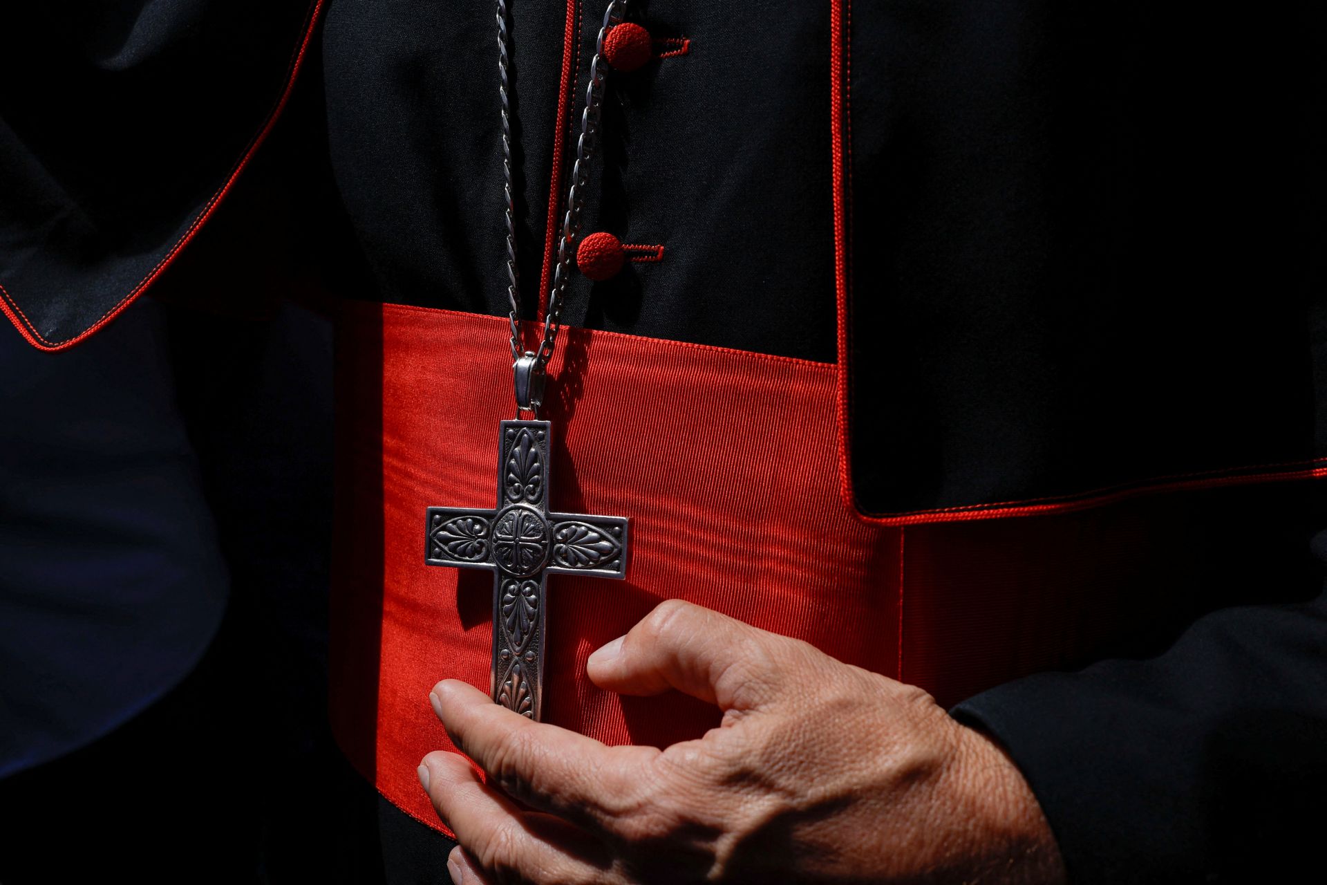 El cardenal Jean-Paul Vesco llega al cónclave para elegir al nuevo Papa en Roma