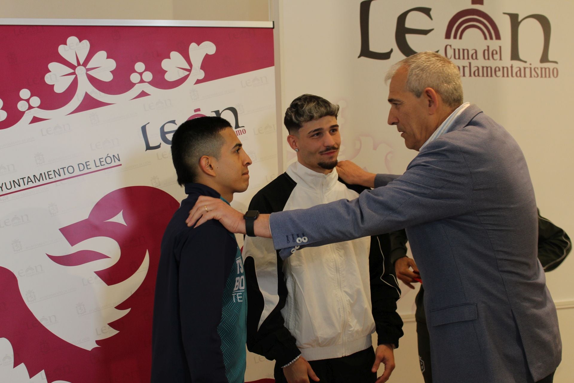 Barrul calienta el combate con Zabala por todo León