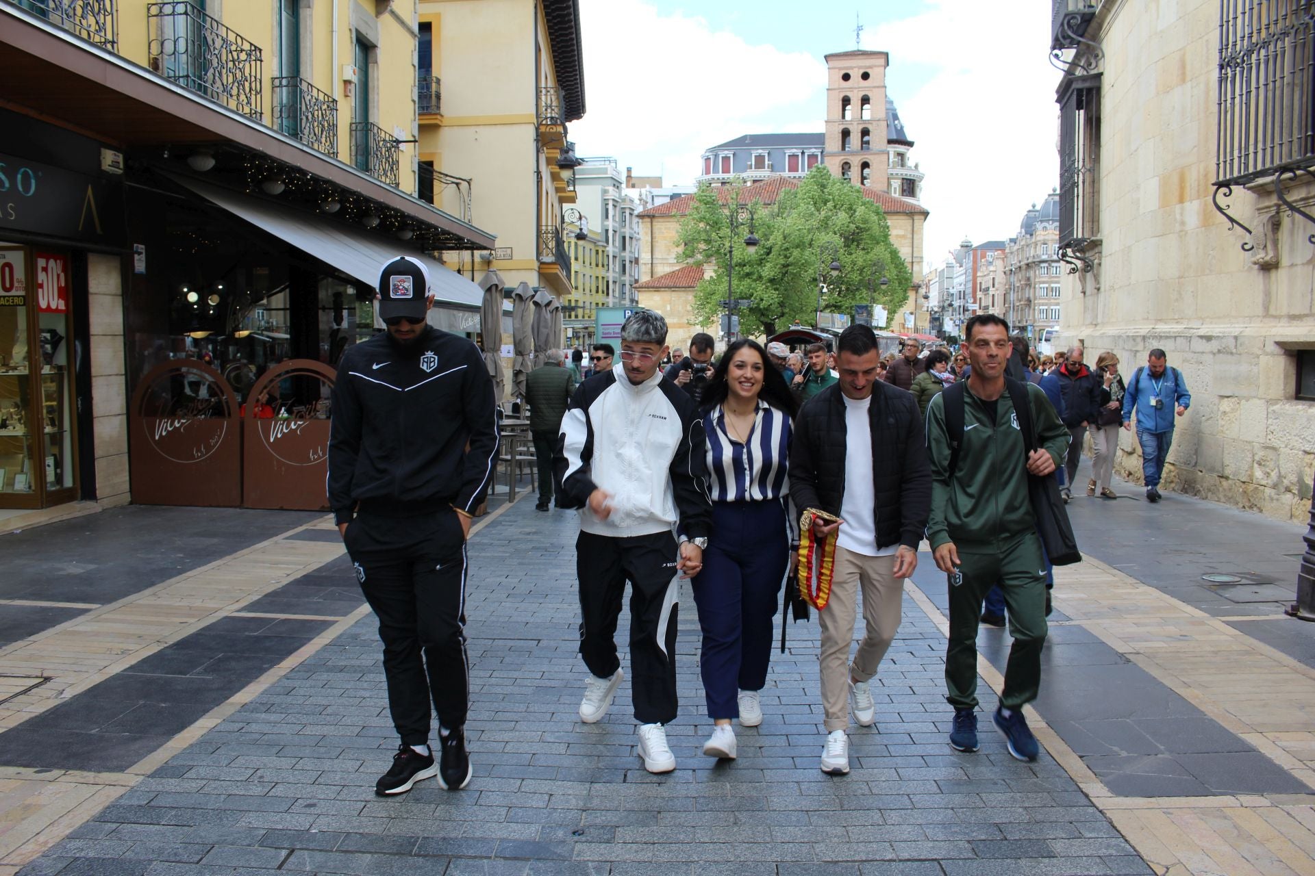 Barrul calienta el combate con Zabala por todo León