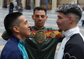 Raúl Zabala y Antonio Barrul durante uno de sus cara a cara frente a la catedral de León.