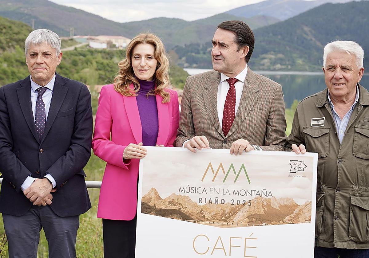 El consejero de Medio Ambiente, Vivienda y Ordenación del Territorio, Juan Carlos Suárez-Quiñones y la viceconsejera de Acción Cultural, Mar Sancho, presentan la VIII Edición de Músicos en la Montaña.