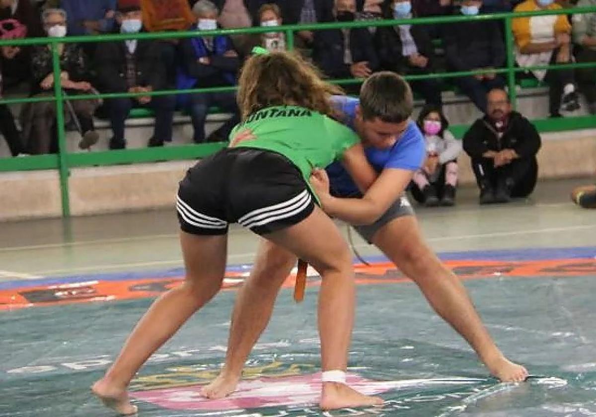 Corro de lucha leonesa.