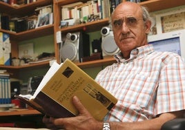 El musicólogo zamorano, Miguel Manzano, en su biblioteca