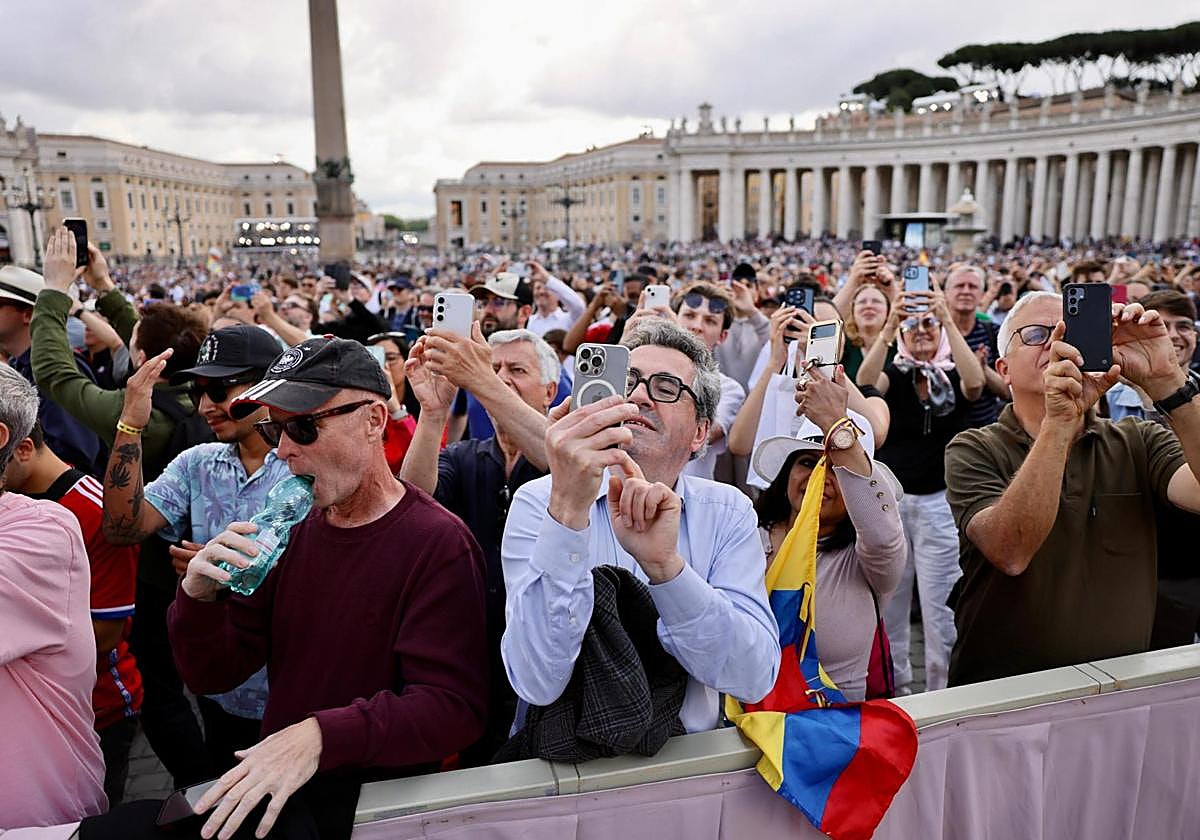 Así se vivió en la plaza de San Pedro la elección del nuevo Papa