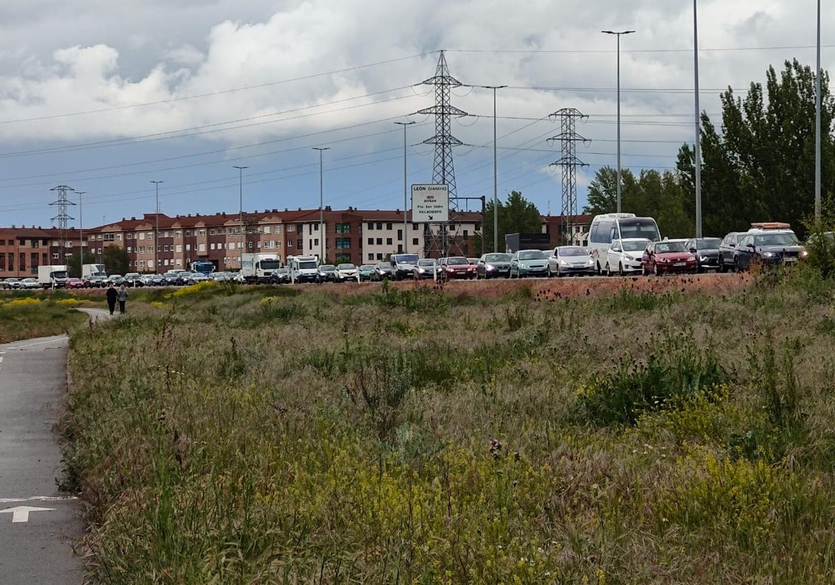 Atasco en la LE-20.