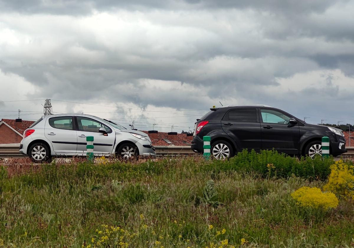 Imagen principal - Gran atasco en la ronda de León tras un accidente múltiple
