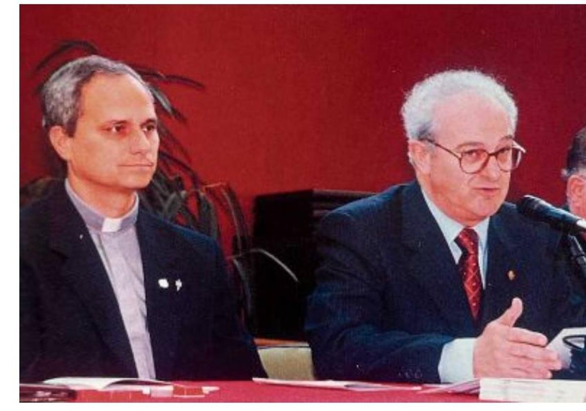 Imagen principal - La visita del papa León a Agustinos: «Nos dijo que llevaría siempre a León en su corazón»