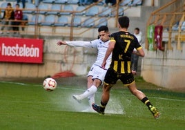 Bicho, en una acción del partido ante el Barakaldo