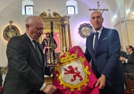 Entrega de banderas que viajarán a Roma.
