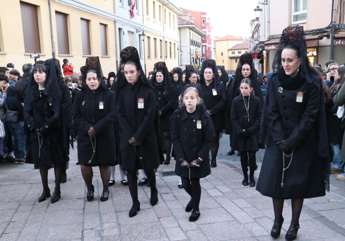 Las mujeres de Minerva podrán llevar túnica: el 60% de los hermanos lo aprueban