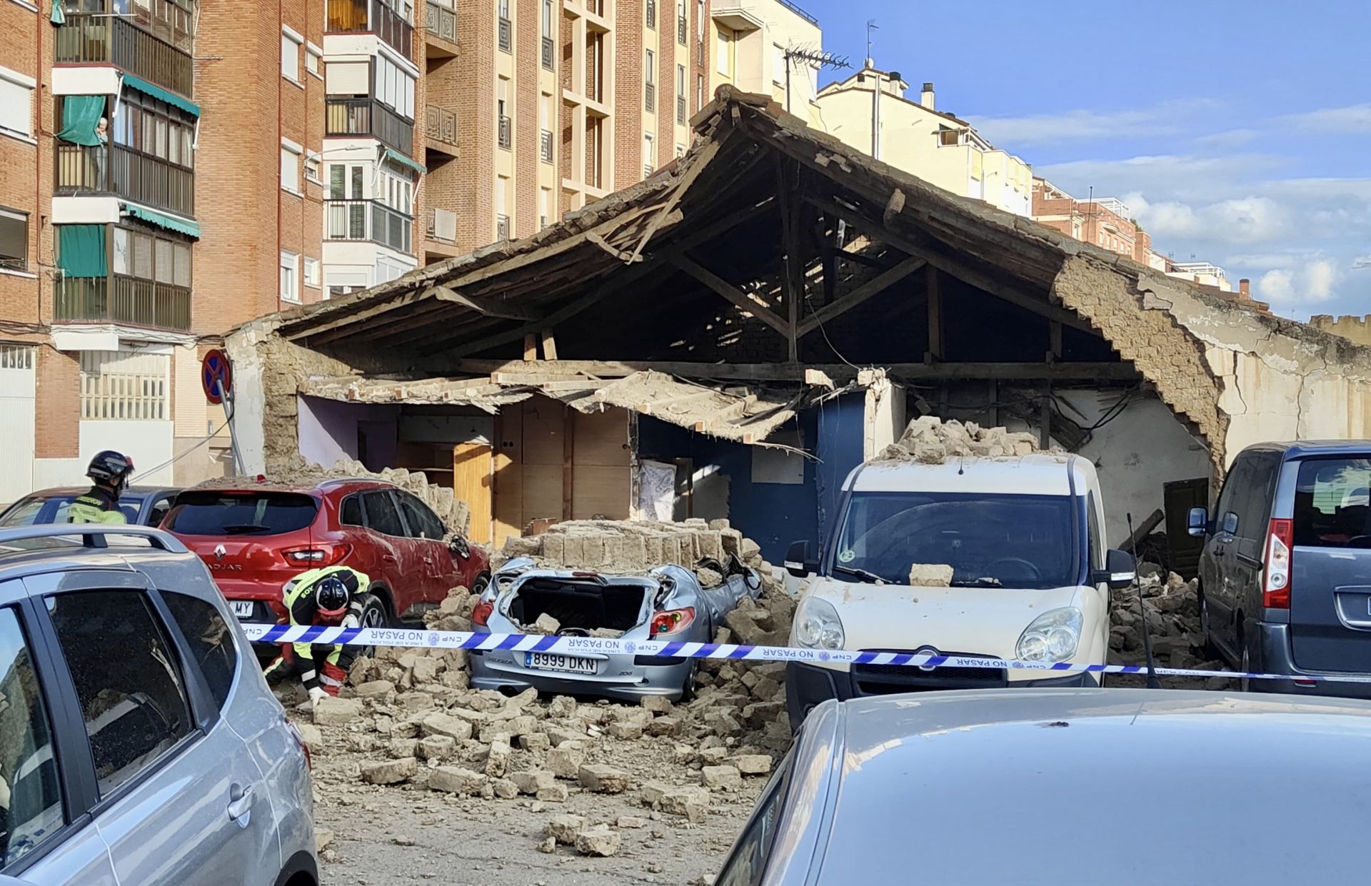 Las imágenes del derrumbe de una casa y un corral en Palencia