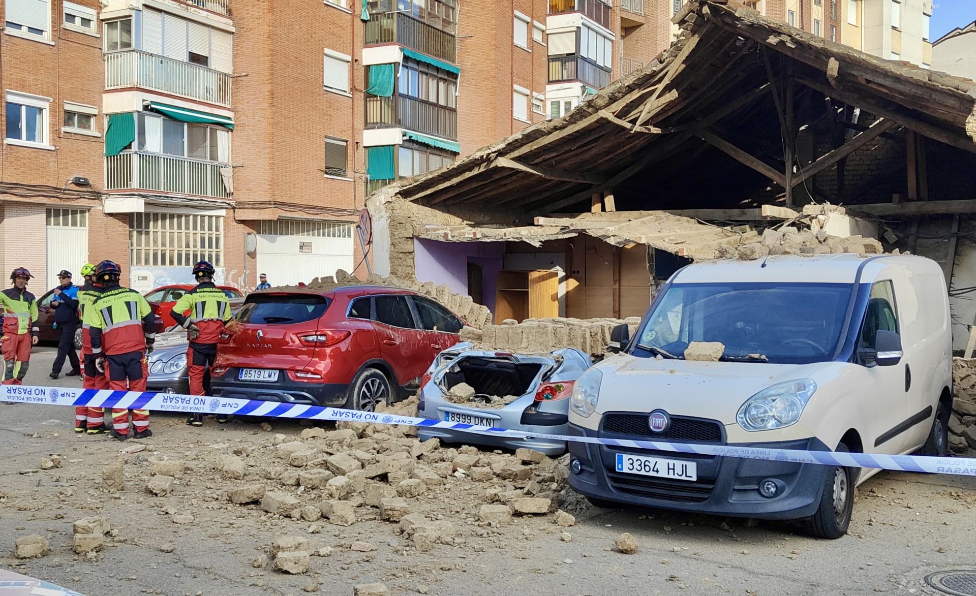 Las imágenes del derrumbe de una casa y un corral en Palencia