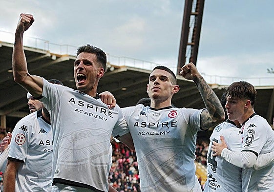 Calderón y Samanes celebran el primer gol ante el Barakaldo.