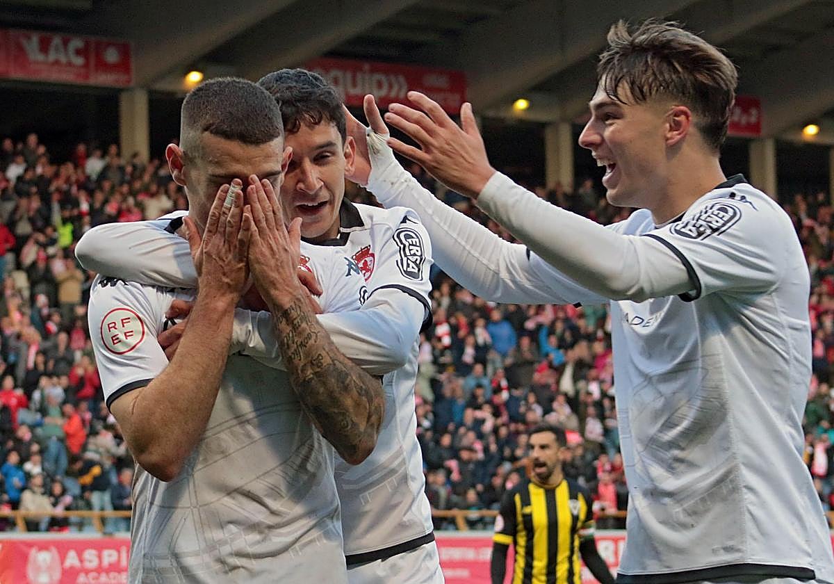 Samanes se lleva las manos a la cara tras marcar ante el Barakaldo.