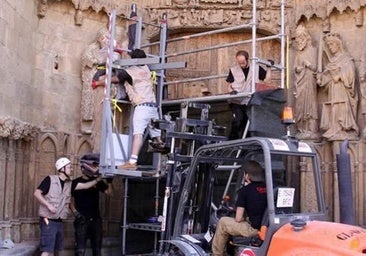Media escultura servirá de prueba para devolver las estatuas al pórtico de la Catedral