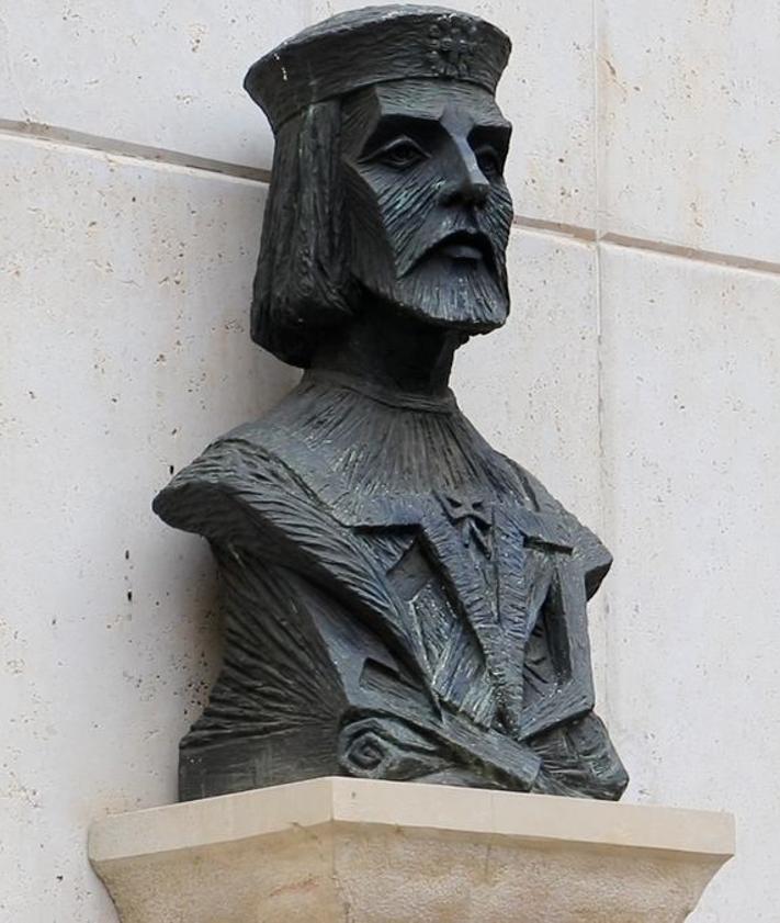 Imagen secundaria 2 - Fachada del instituto, Luis Hernández, director del centro y el busto de Juan del Enzina.