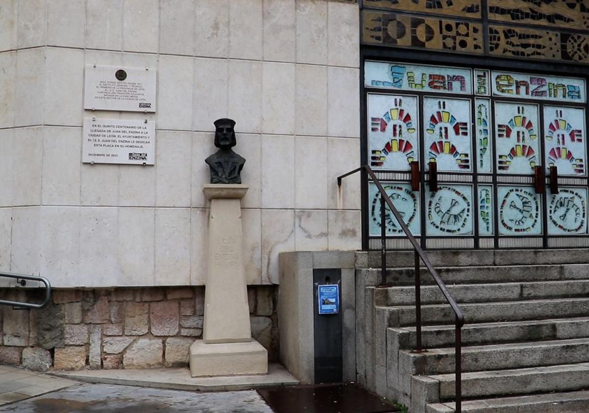 Imagen principal - Fachada del instituto, Luis Hernández, director del centro y el busto de Juan del Enzina.