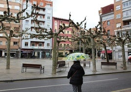 La plaza de las Cortes en un día lluvioso.