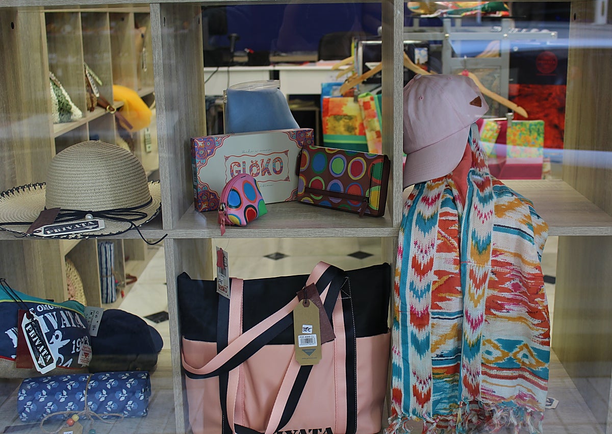 Imagen secundaria 1 - Bolsos y sombreros son algunos de los complementos que se pueden encontrar en 'Entra'