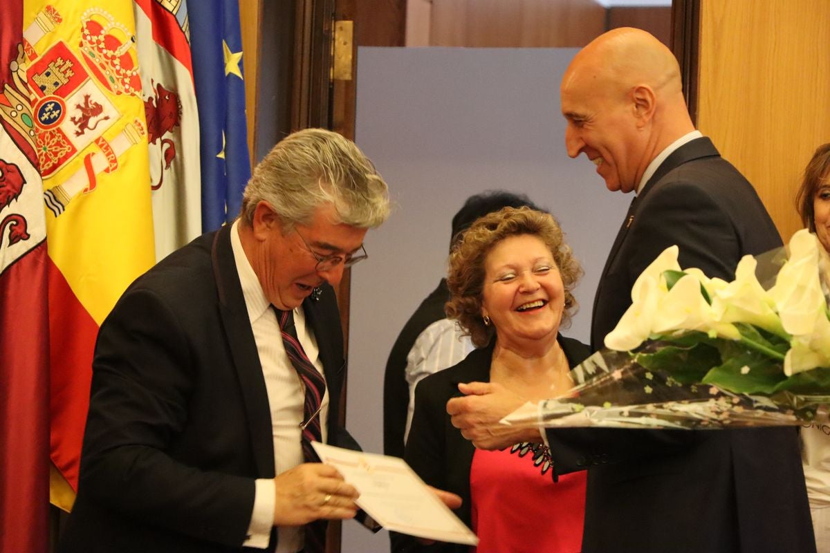 Homenaje a las parejas leonesas que han cumplido 50 y 60 años de casados