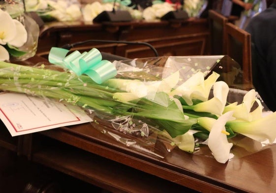 El Ayuntamiento ha hecho entrega de un ramo y un diploma que acredita los 50 años de casados