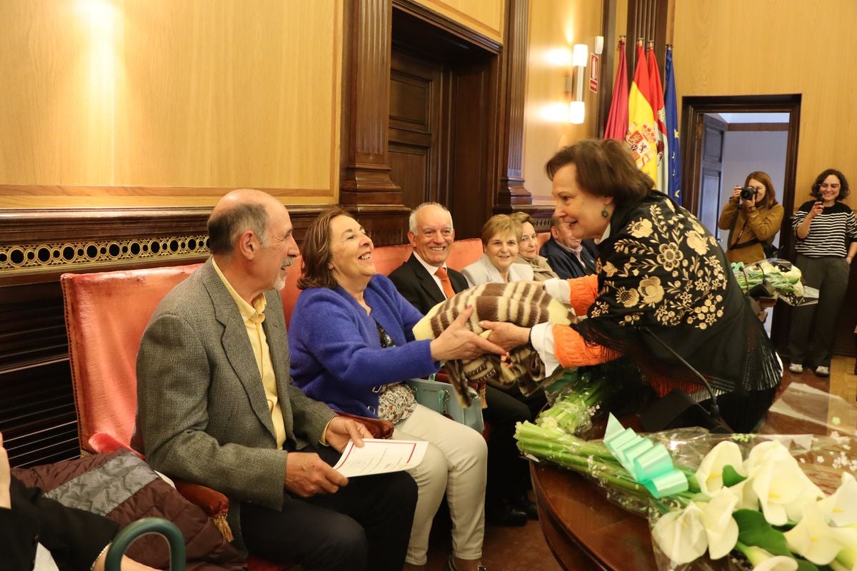 Homenaje a las parejas leonesas que han cumplido 50 y 60 años de casados