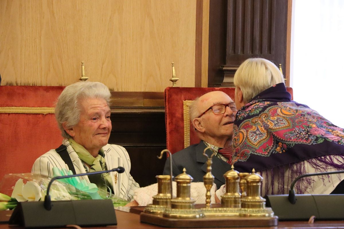 Homenaje a las parejas leonesas que han cumplido 50 y 60 años de casados
