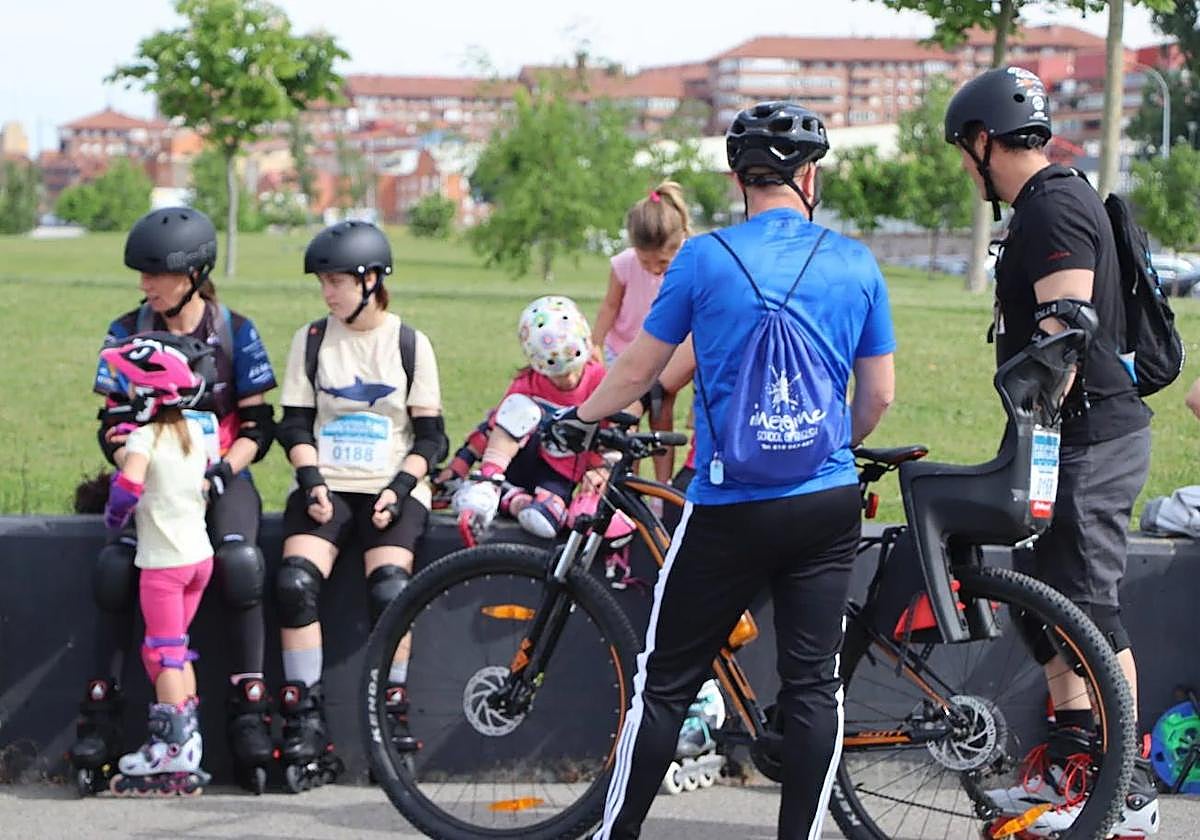 Participantes en bici y patinetes del Día de la Familia sobre Ruedas en 2024
